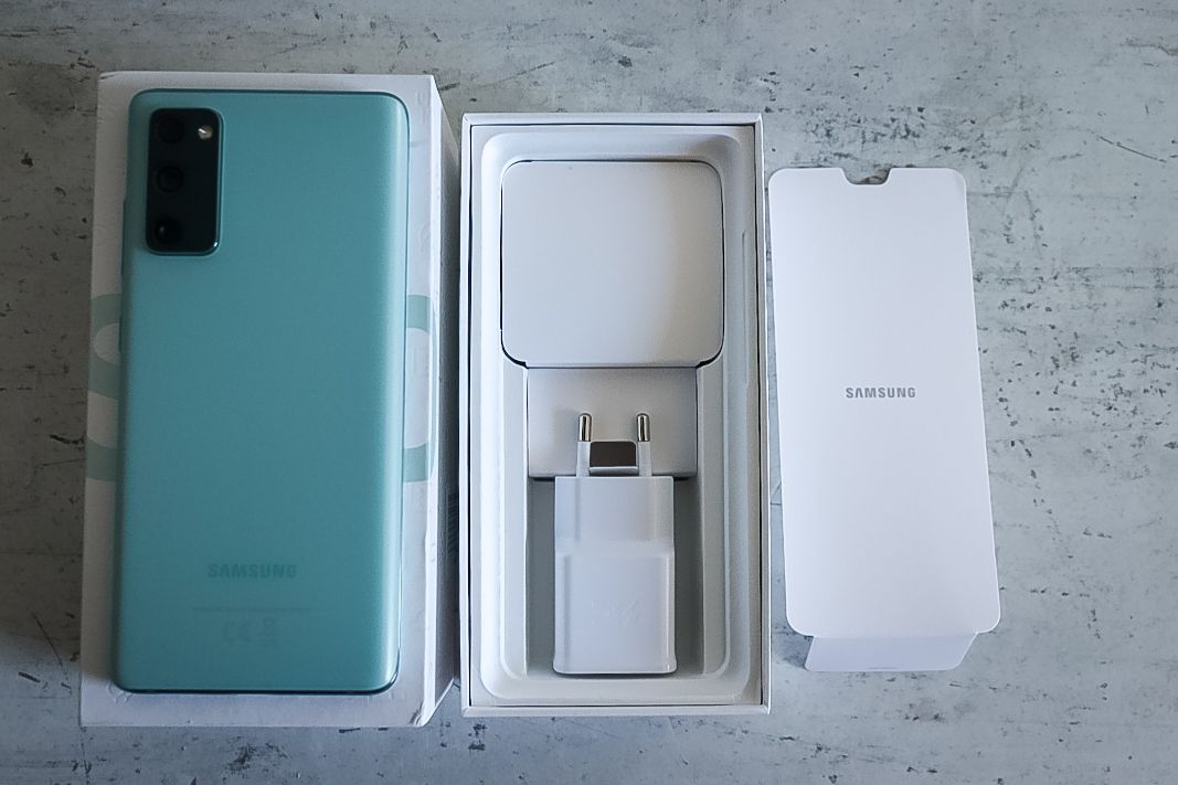 Samsung Galaxy S Fan Edition G Unboxing Prime Impresii Video