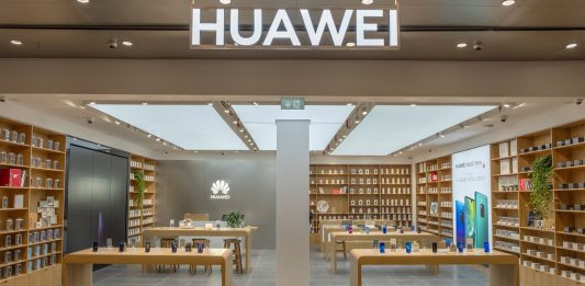 Donald Trump extinde restricțiile împotriva Huawei cu încă un an