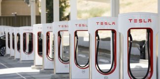 Vești bune pentru proprietarii de mașini electrice Tesla! Supercharger vine în România în 2021