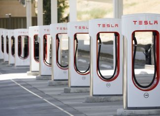 Vești bune pentru proprietarii de mașini electrice Tesla! Supercharger vine în România în 2021