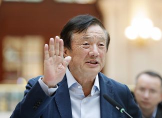 Fondatorul Huawei sugerează că producătorul ar trebui să se axeze mai mult pe software