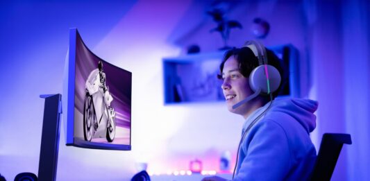 Evnia, noua gamă de monitoare și accesorii Philips, reinventează regulile gamingului