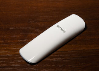 Mic, elegant și puternic: adaptorul de rețea Wi-Fi 6 dual-band AX1800 Tenda U18