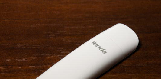 Mic, elegant și puternic: adaptorul de rețea Wi-Fi 6 dual-band AX1800 Tenda U18