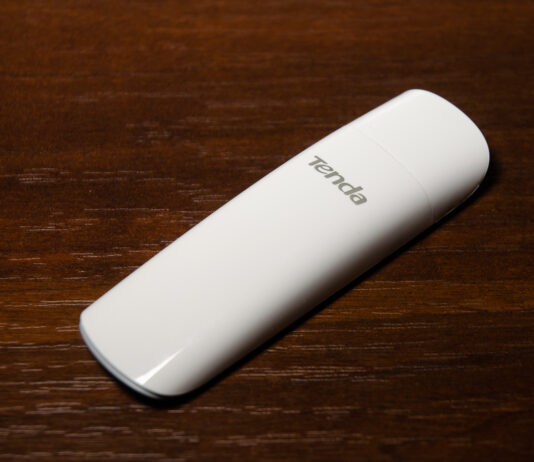 Mic, elegant și puternic: adaptorul de rețea Wi-Fi 6 dual-band AX1800 Tenda U18