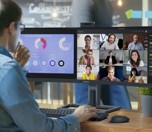 Philips lansează monitorul cu ecran SuperWide de 44 inci și cameră web de 5MP cu noise canceling