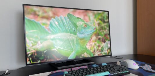 O privire detaliată asupra monitorului Philips 27B1U7903: Quantum Dot și Mini LED în lumina reflectoarelor