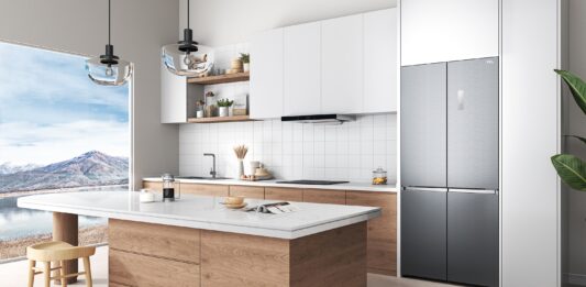 Eleganță și funcționalitate în bucătărie: TCL aduce un frigider cu spațiu generos și design discret