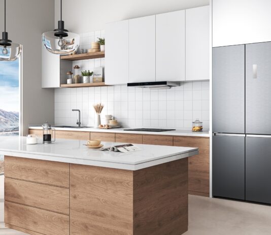 Eleganță și funcționalitate în bucătărie: TCL aduce un frigider cu spațiu generos și design discret