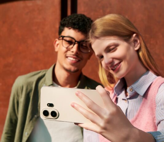 Smartphone-ul Android TCL NXTPAPER 70 Pro oferă confort vizual pe tot parcursul zilei